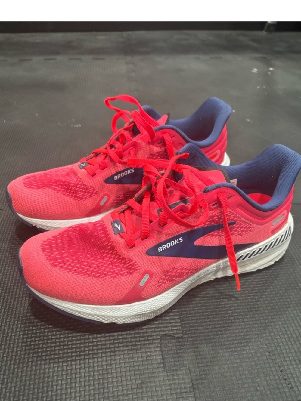 Brooks Launch GTS 9 Women's pink and Navy Running Shoes